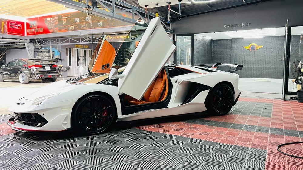 Lamborghini Aventador Roadster độ thành SVJ đầu tiên tại Việt Nam