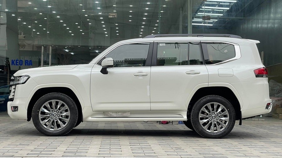 Toyota Land Cruiser MBS 2022 với 4 chỗ ngồi đầu tiên về Việt Nam