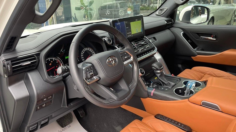 Toyota Land Cruiser MBS 2022 với 4 chỗ ngồi đầu tiên về Việt Nam