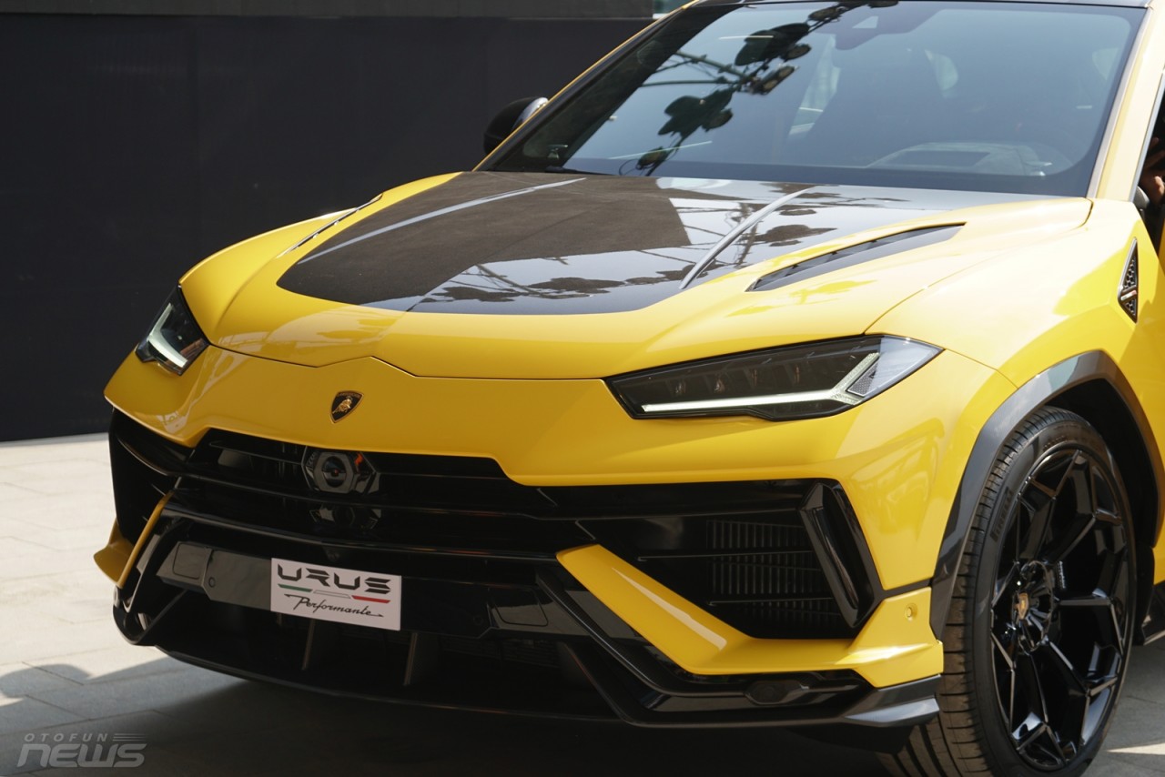 Lamborghini Urus Performante chính hãng có giá 16,5 tỷ đồng