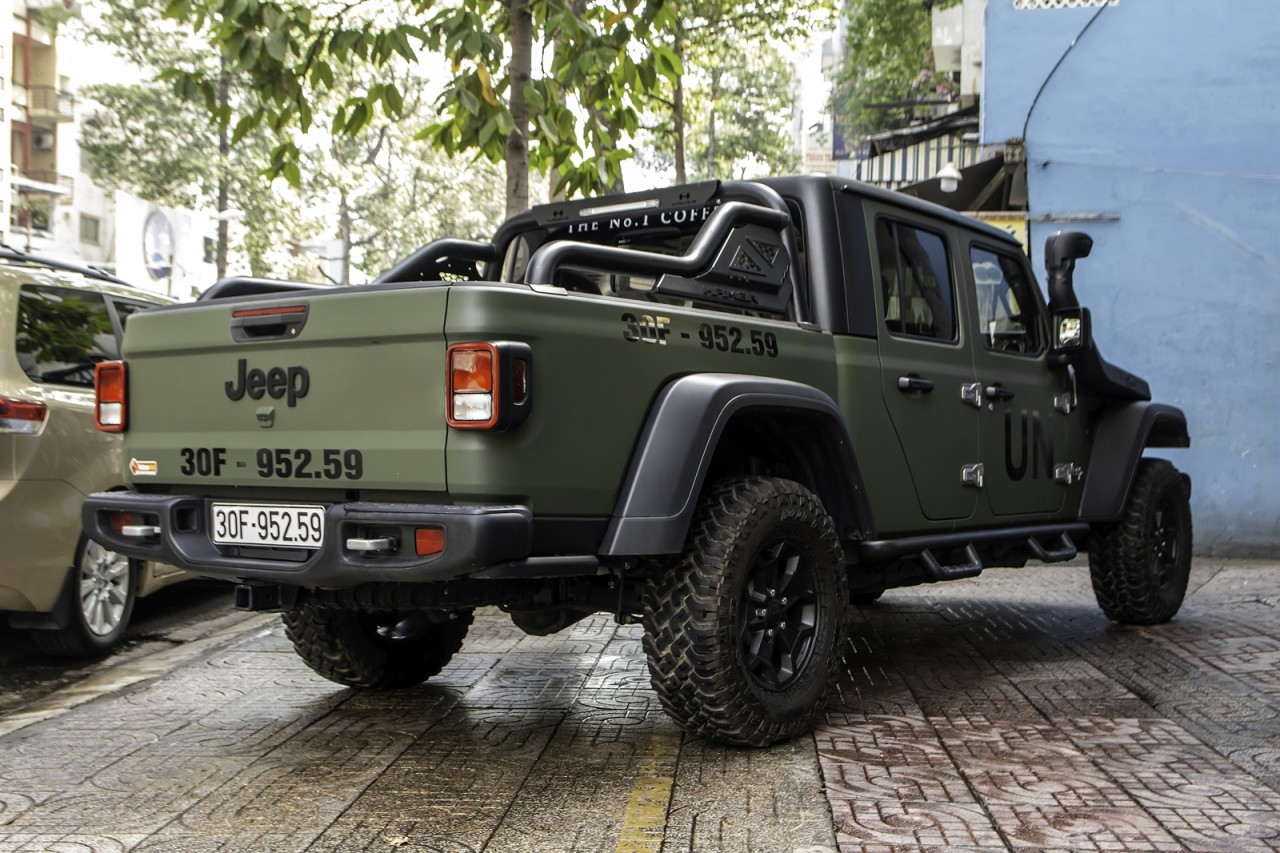 Ông Đặng Lê Nguyên Vũ tự lái bán tải Jeep đi gần 700km