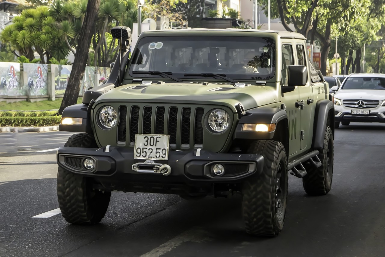 Ông Đặng Lê Nguyên Vũ tự lái bán tải Jeep đi gần 700km