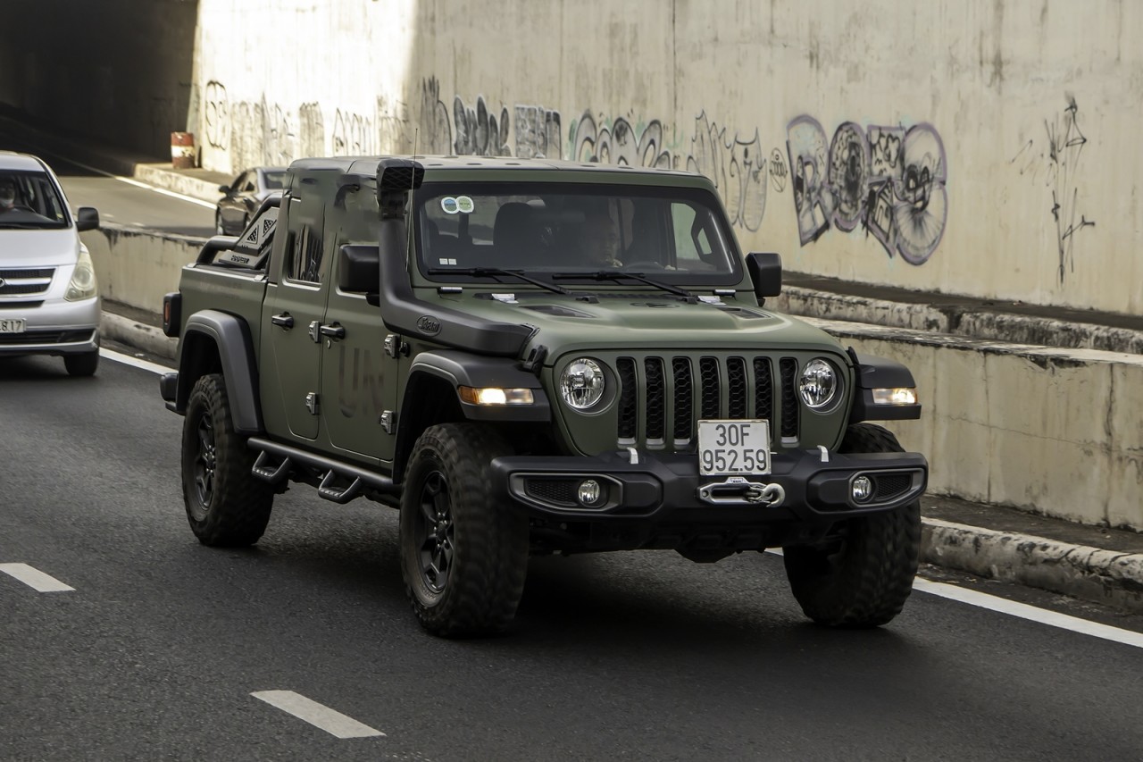 Ông Đặng Lê Nguyên Vũ tự lái bán tải Jeep đi gần 700km