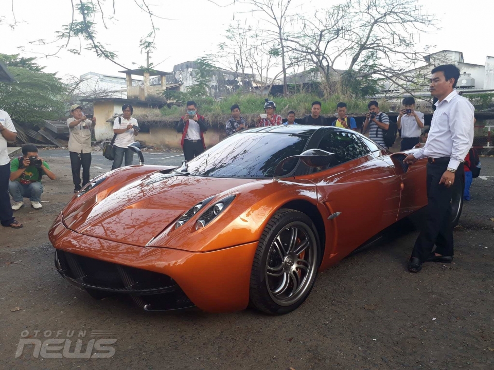 Siêu xe sieu xe than gio pagani huayra chinh thuc lan banh tai sai gon