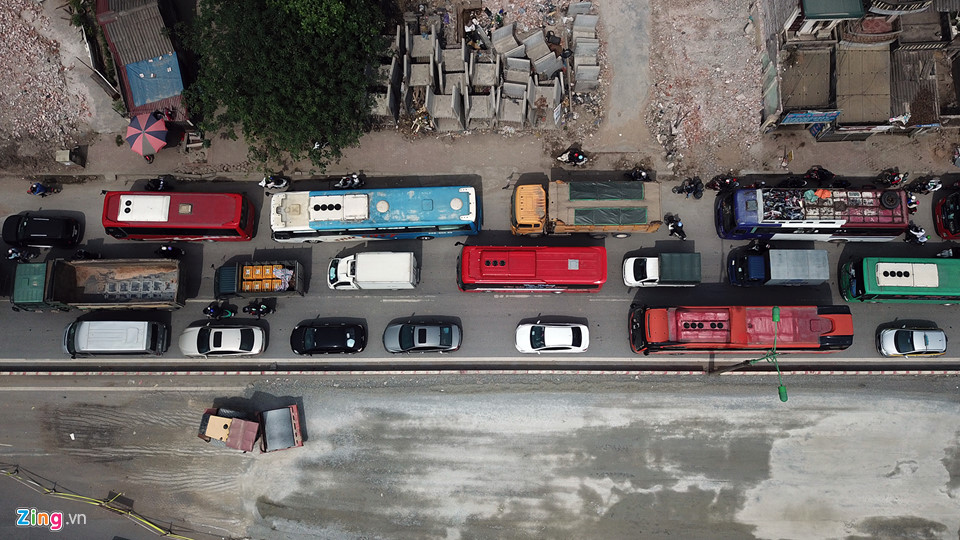 oto xep hang dai 1 km tren duong tu noi bai vao noi do