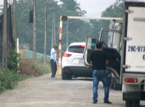 nguo i dan tu dung barie thu phi oto tren duong lien xa o hai phong