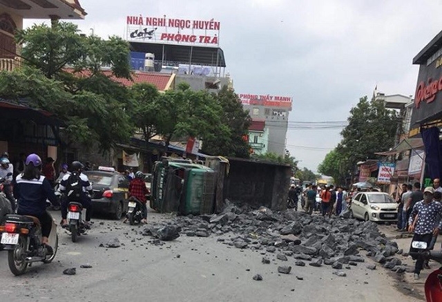 vu cu be lai cuu mang 2 co gai chu xe toyota xin bai nai cho tai xe