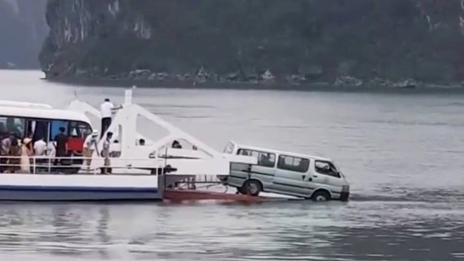 Phà rời bến, một ôtô suýt rơi xuống biển