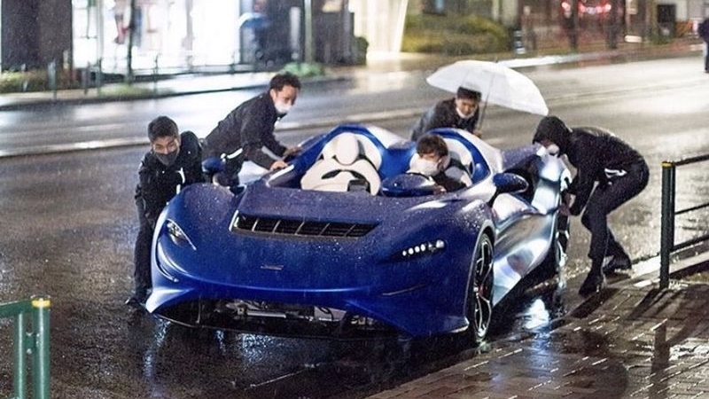 Siêu xe triệu đô McLaren Elva khổ sở khi gặp mưa