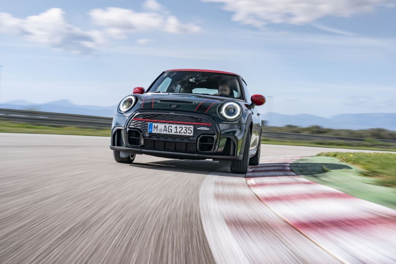 Ra mắt MINI John Cooper Works phiên bản nâng cấp 2022