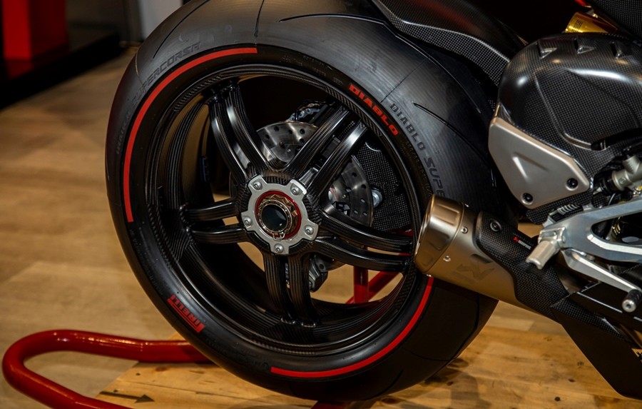 Minh Nhựa 'tậu' Ducati Superleggera V4 độc nhất Việt Nam với giá gần 6 tỷ đồng