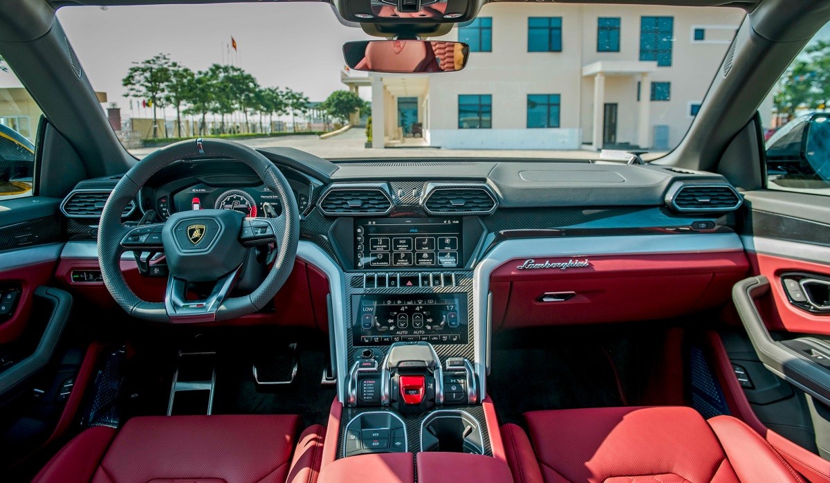 Lamborghini Urus chính hãng, có giá 13,1 tỷ đồng