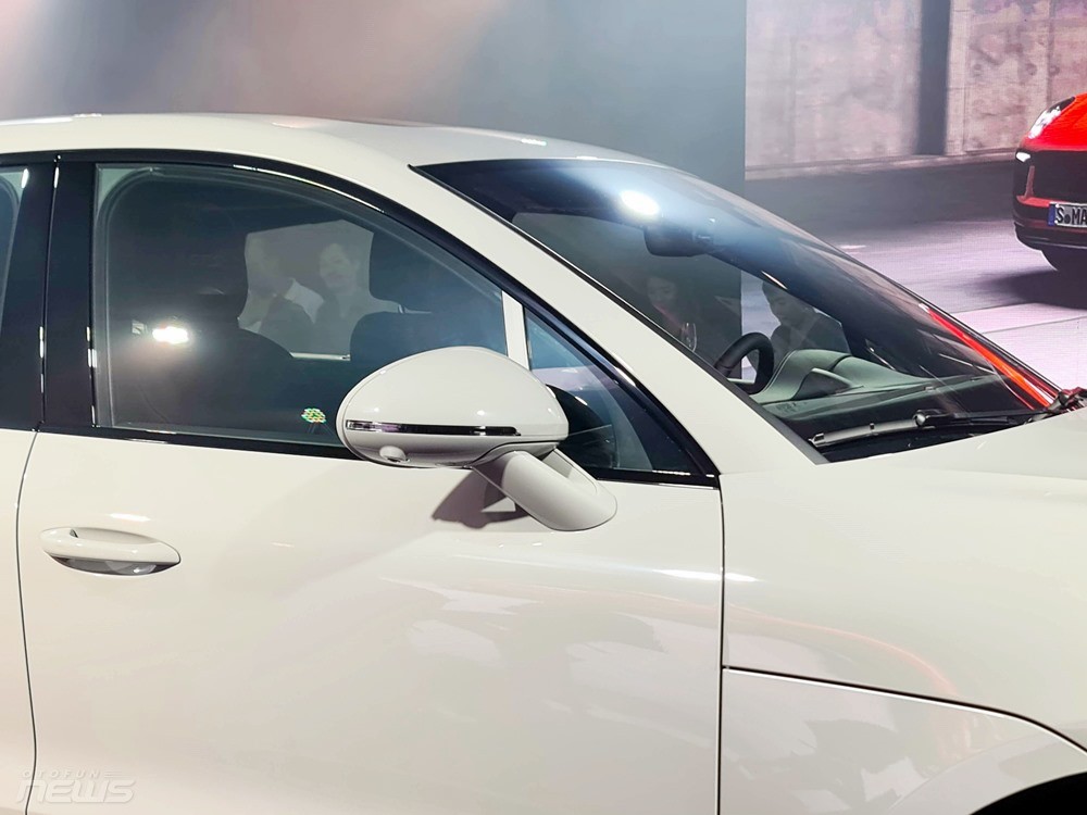 Porsche Macan ra mắt, giá từ 2,99 tỷ đồng và chưa bao gồm option