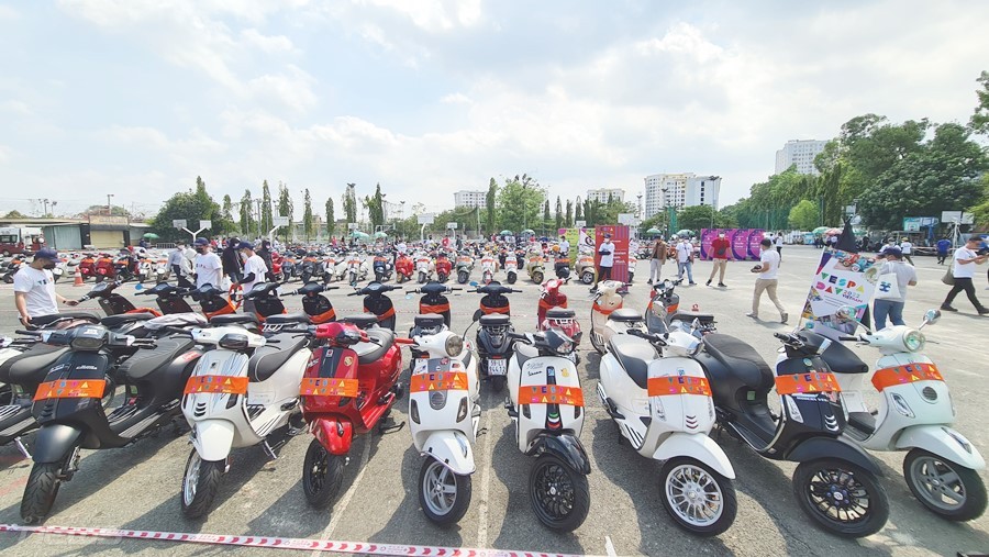 Hơn 1000 xe Vespa tụ hội tại Vespa Day 2022