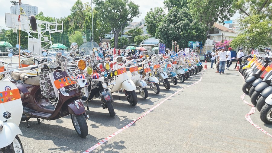 Hơn 1000 xe Vespa tụ hội tại Vespa Day 2022