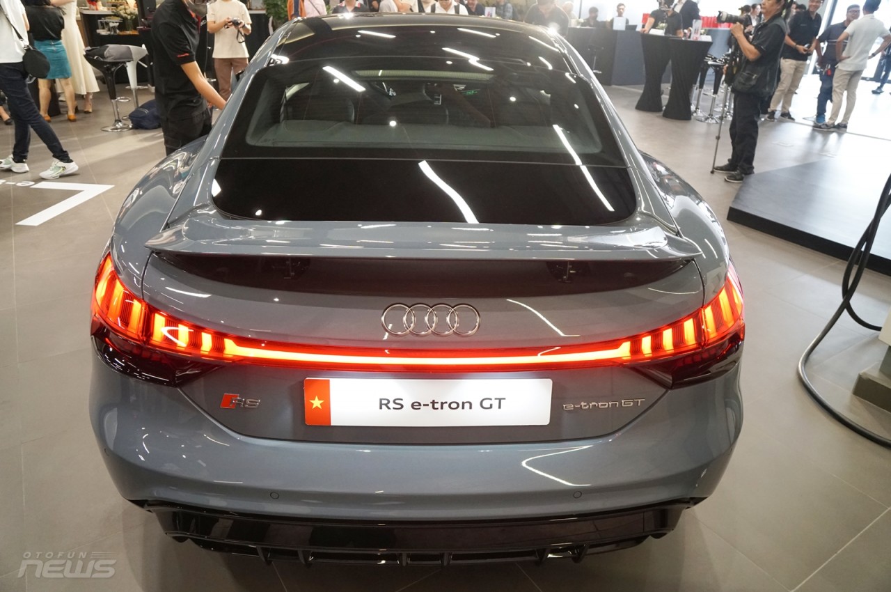 Cận cảnh xe thể thao thuần điện Audi RS e-tron GT, giá 5,9 tỷ đồng
