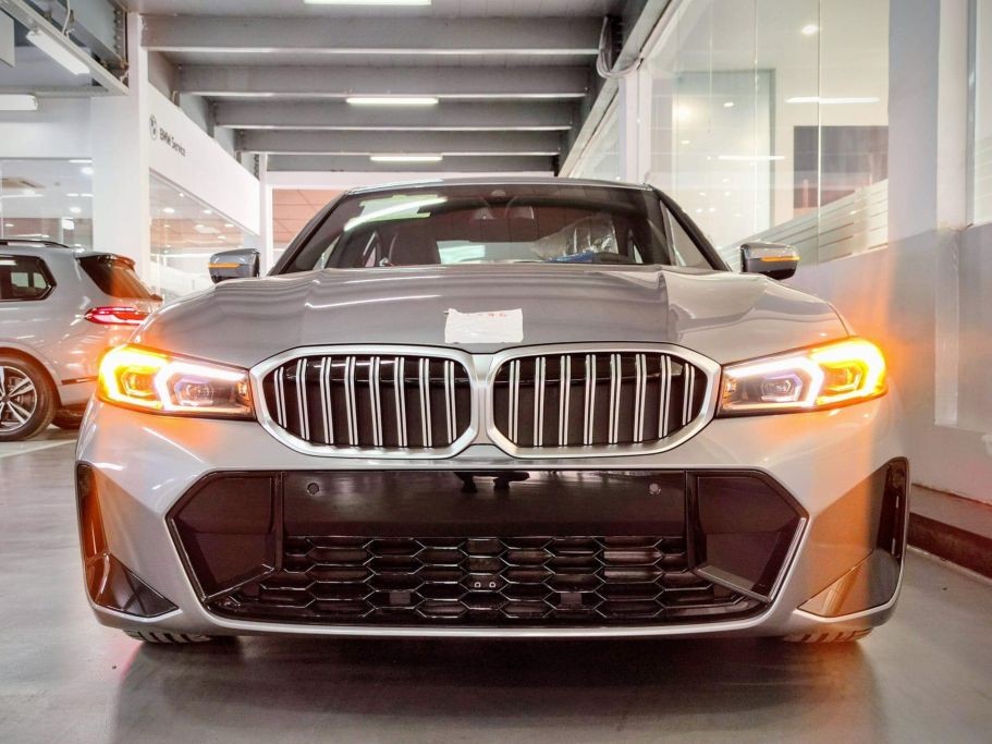 BMW 330i M Sport 2023 có mặt tại đại lý