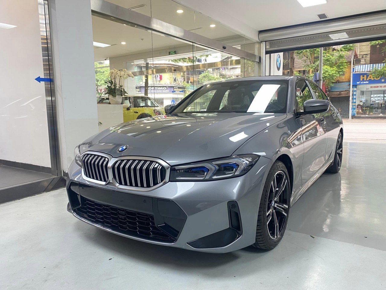 BMW 330i M Sport 2023 có mặt tại đại lý