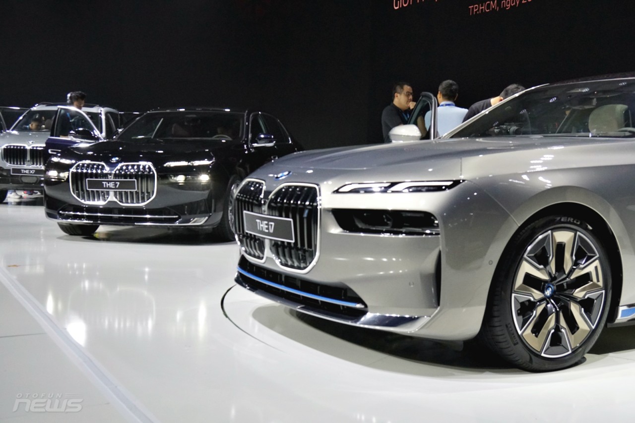 Cận cảnh xe điện hạng sang BMW i7 2023 giá 7,2 tỉ đồng tại Việt Nam