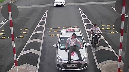 Tài xế taxi hất nhân viên an ninh sân bay Nội Bài lên capo