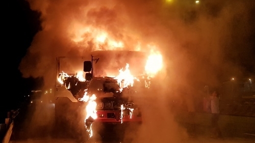 Đồng Nai: 3 người nhảy khỏi xe tải bốc cháy trong đêm