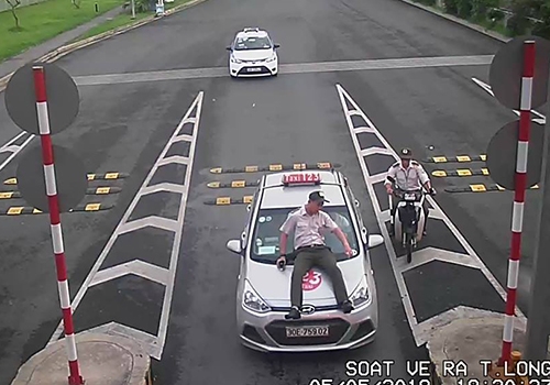 tai xe taxi hat nhan vien an ninh san bay noi bai len capo