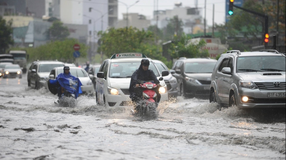 TP Hồ Chí Minh: Nhiều tuyến đường ngập nặng, xe chết máy hàng loạt