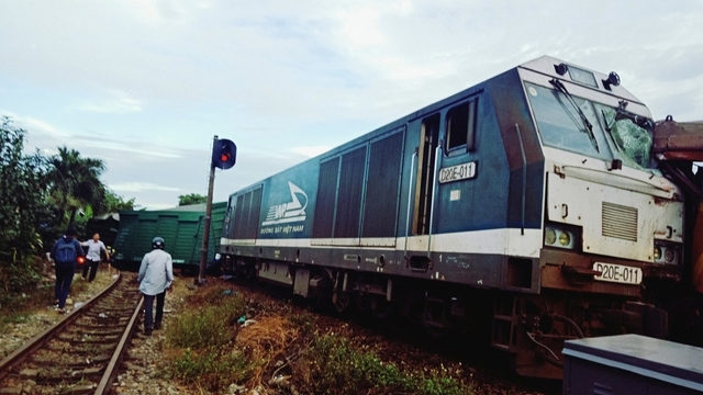 Hiện trường 2 tàu chở hàng đâm nhau ở ga Núi Thành