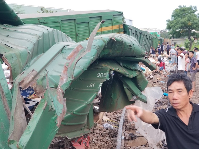 hien truong 2 tau cho hang dam nhau o ga nui thanh