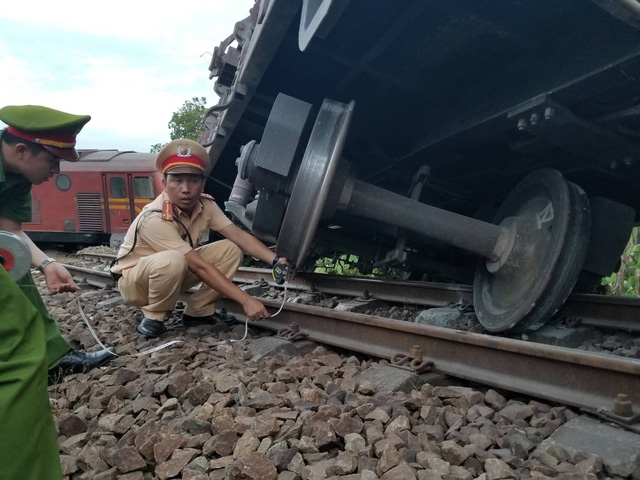 Hiện trường 2 tàu chở hàng đâm nhau ở ga Núi Thành hien truong 2 tau cho hang dam nhau o ga nui thanh