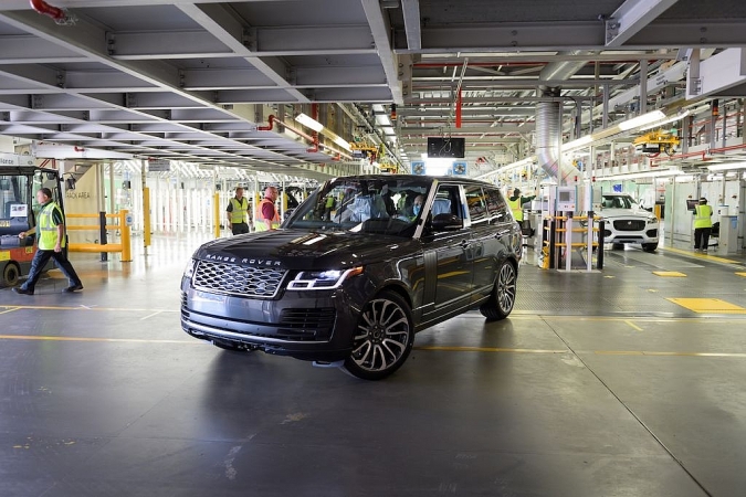 Chiếc Range Rover đầu tiên xuất xưởng trong thời gian cách ly xã hội