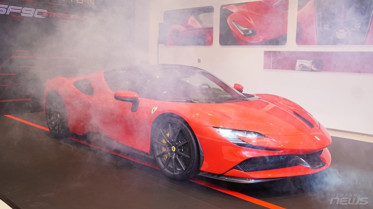 Bộ đôi siêu xe Ferrari Rome và SF90 Stradale có mặt tại Việt Nam với giá từ 21 tỷ đồng