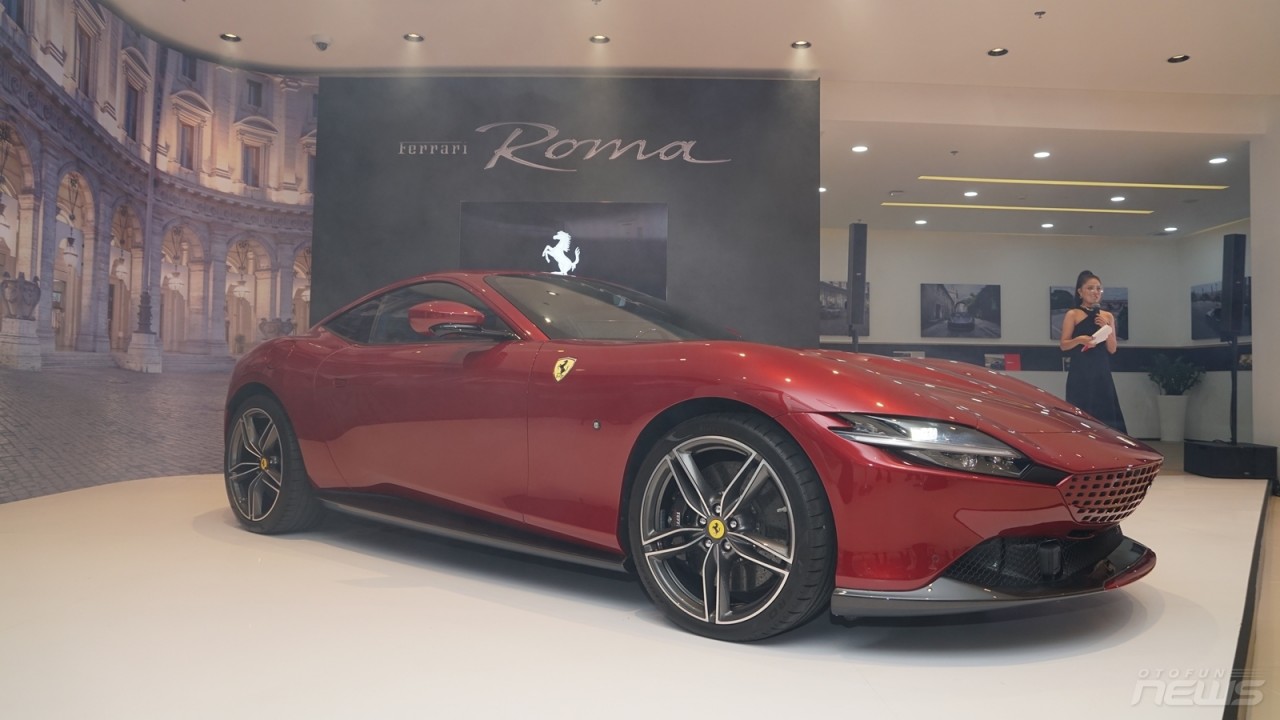 Cận cảnh Ferrari Roma giá hơn 21 tỷ đồng tại Việt Nam