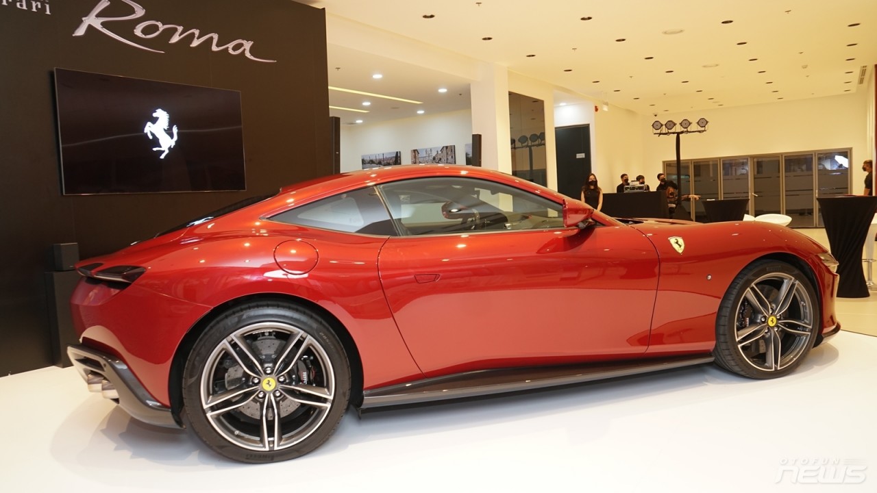 Cận cảnh Ferrari Roma giá hơn 21 tỷ đồng tại Việt Nam