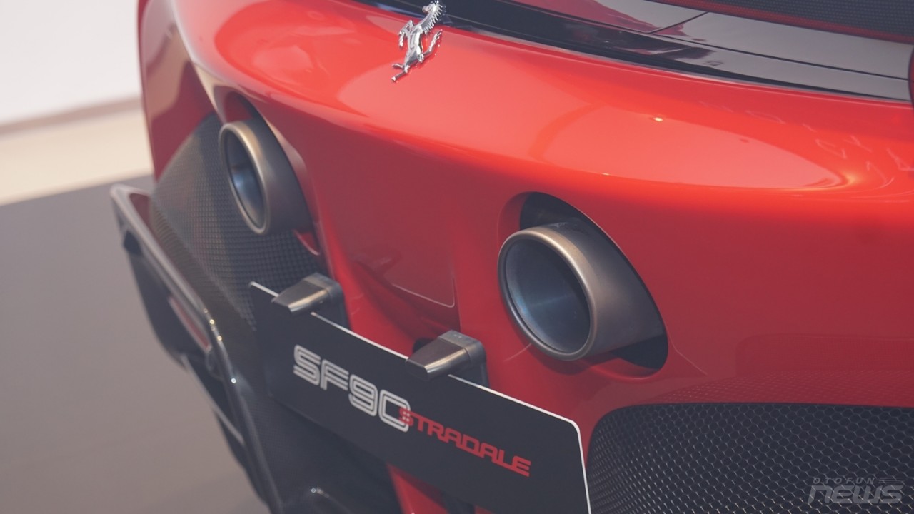 Cận cảnh SF90 Stradale siêu xe mạnh của Ferrari tại Việt Nam