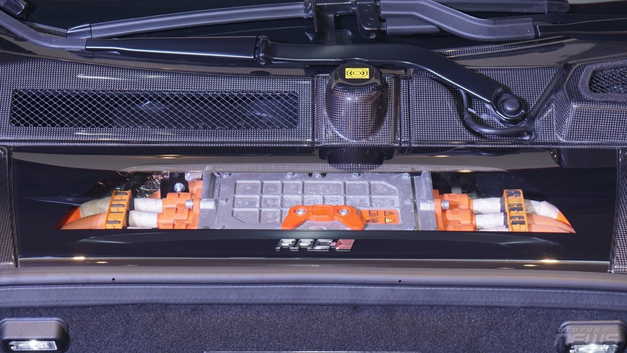 Cận cảnh SF90 Stradale siêu xe mạnh của Ferrari tại Việt Nam