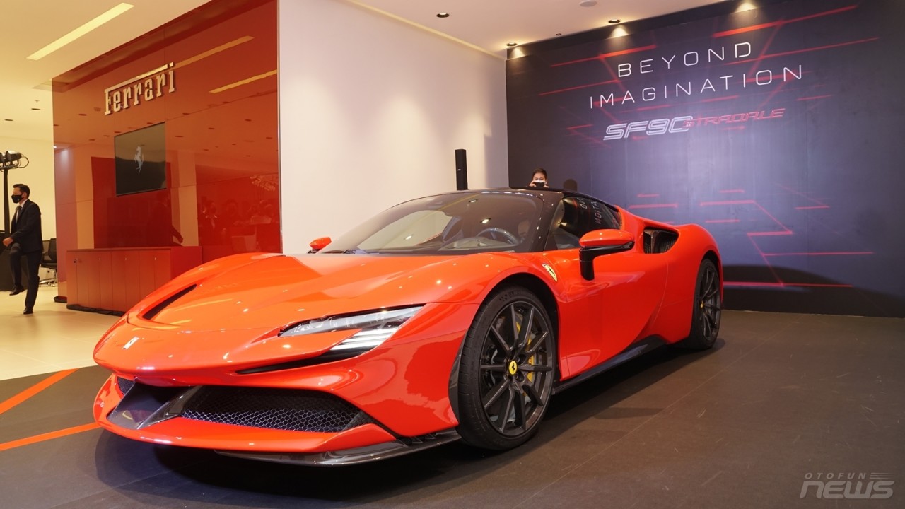 Cận cảnh SF90 Stradale siêu xe mạnh của Ferrari tại Việt Nam Cận cảnh SF90 Stradale siêu xe mạnh của Ferrari tại Việt Nam