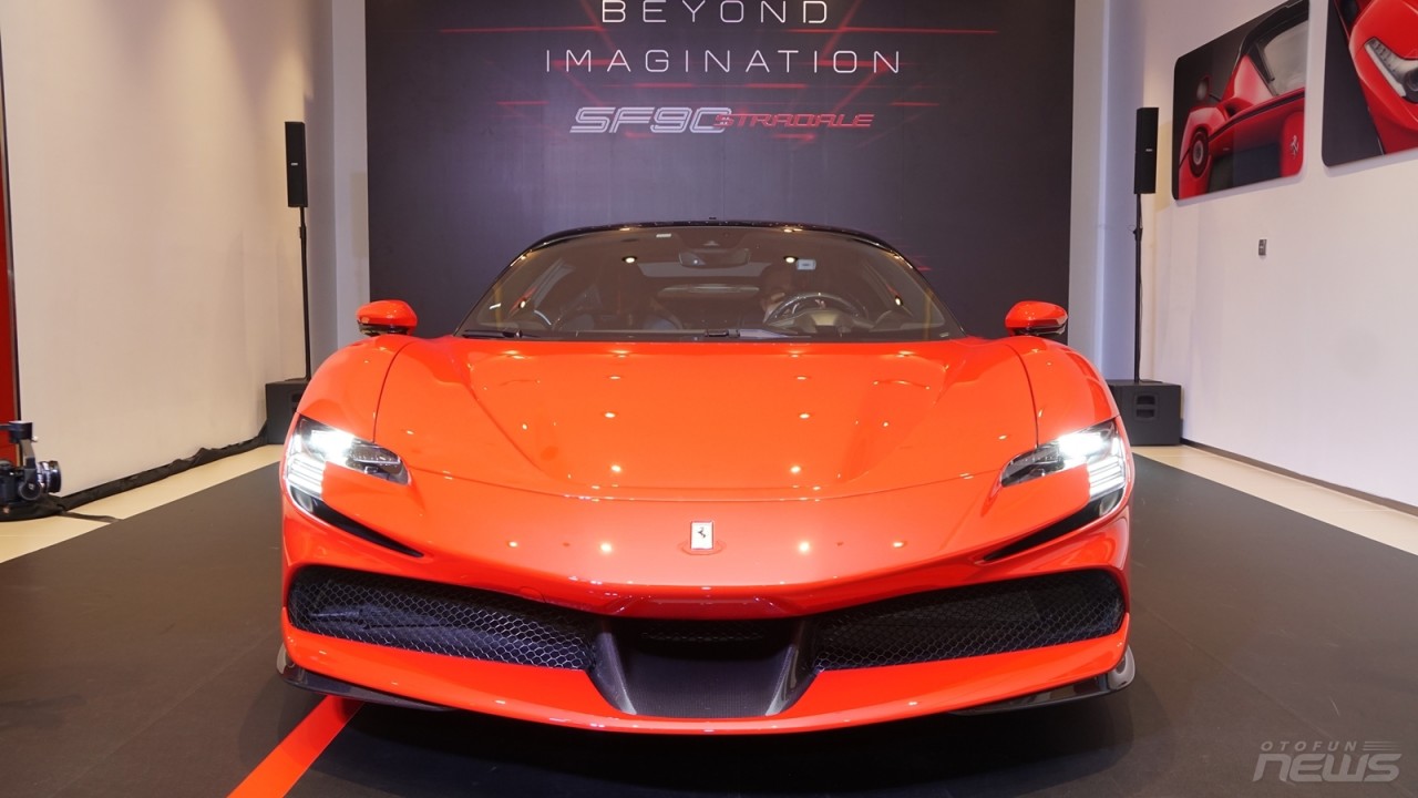 Cận cảnh SF90 Stradale siêu xe mạnh của Ferrari tại Việt Nam Cận cảnh SF90 Stradale siêu xe mạnh của Ferrari tại Việt Nam