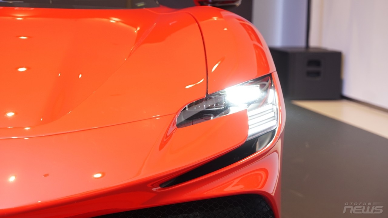 Cận cảnh SF90 Stradale siêu xe mạnh của Ferrari tại Việt Nam Cận cảnh SF90 Stradale siêu xe mạnh của Ferrari tại Việt Nam