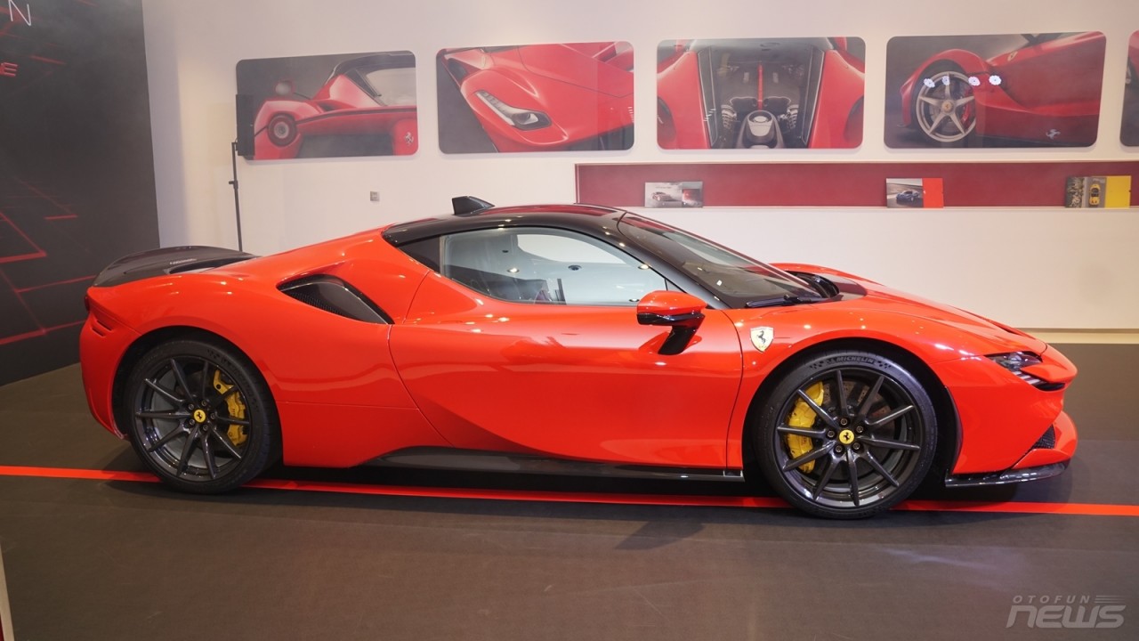 Cận cảnh SF90 Stradale siêu xe mạnh của Ferrari tại Việt Nam Cận cảnh SF90 Stradale siêu xe mạnh của Ferrari tại Việt Nam