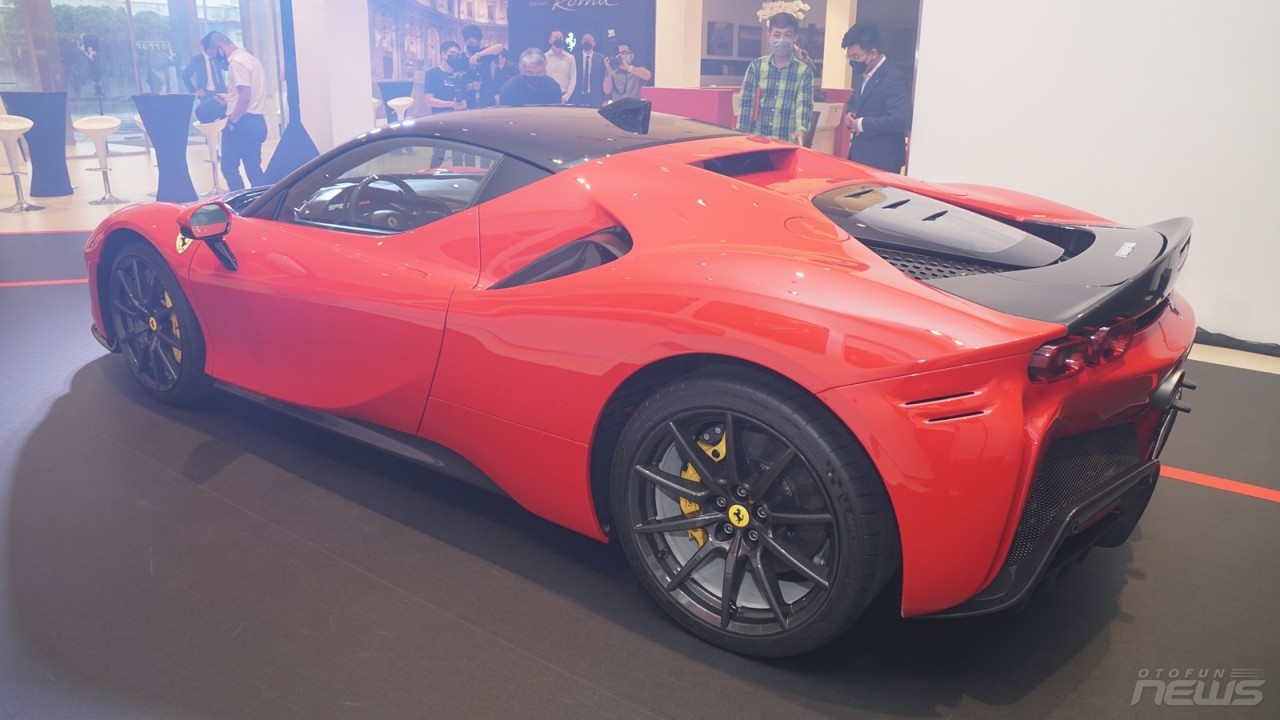 Cận cảnh SF90 Stradale siêu xe mạnh của Ferrari tại Việt Nam Cận cảnh SF90 Stradale siêu xe mạnh của Ferrari tại Việt Nam