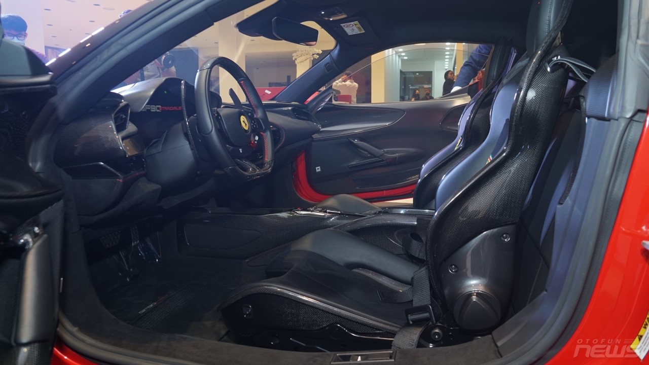 Cận cảnh SF90 Stradale siêu xe mạnh của Ferrari tại Việt Nam Cận cảnh SF90 Stradale siêu xe mạnh của Ferrari tại Việt Nam