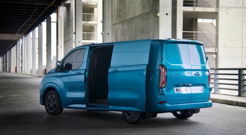 Ford E-Transit Custom 2023 ra mắt: Đi được 380km/lần sạc