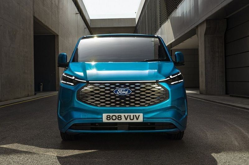 Ford E-Transit Custom 2023 ra mắt: Đi được 380km/lần sạc