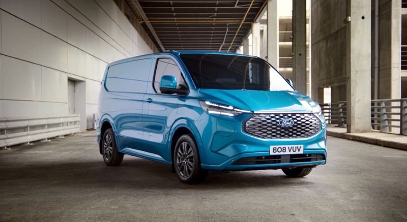 Ford E-Transit Custom 2023 ra mắt: Đi được 380km/lần sạc