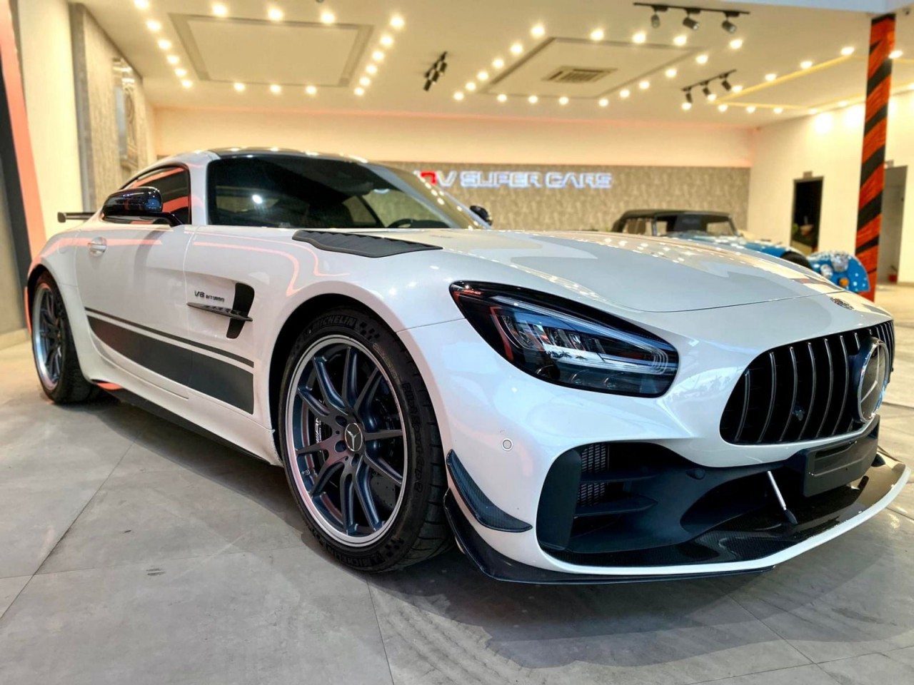 Cận cảnh Mercedes-AMG GT R Pro thứ 2 tại Việt Nam