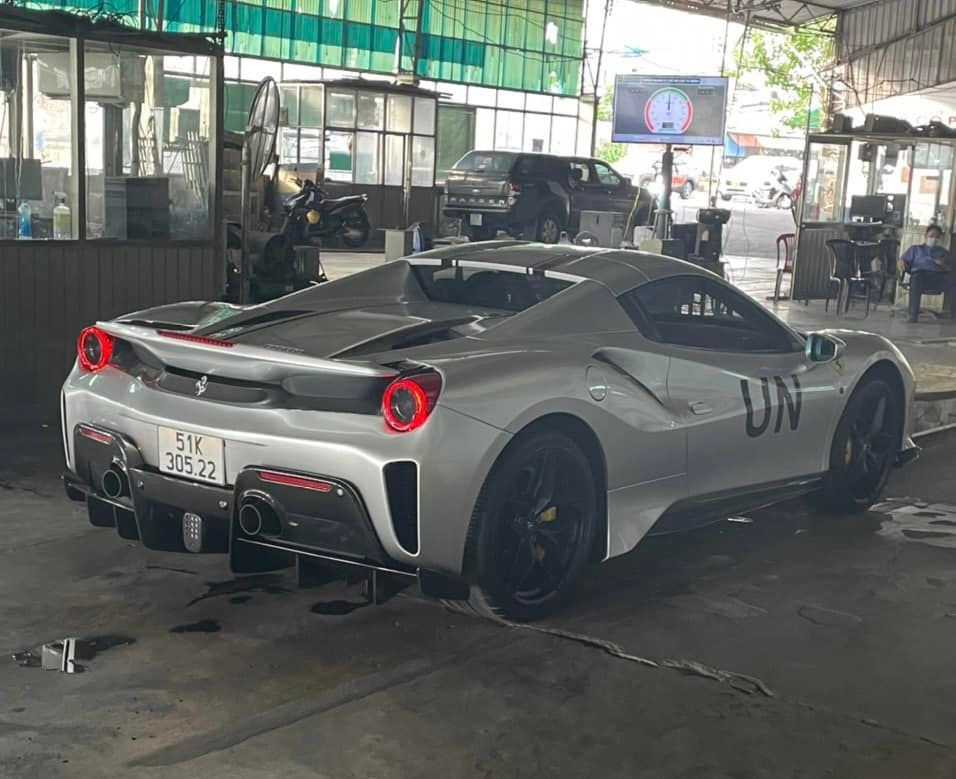 Bộ đôi siêu xe Ferrari 488 Pista Spider và Ford GT được ra biển trắng tại Việt Nam