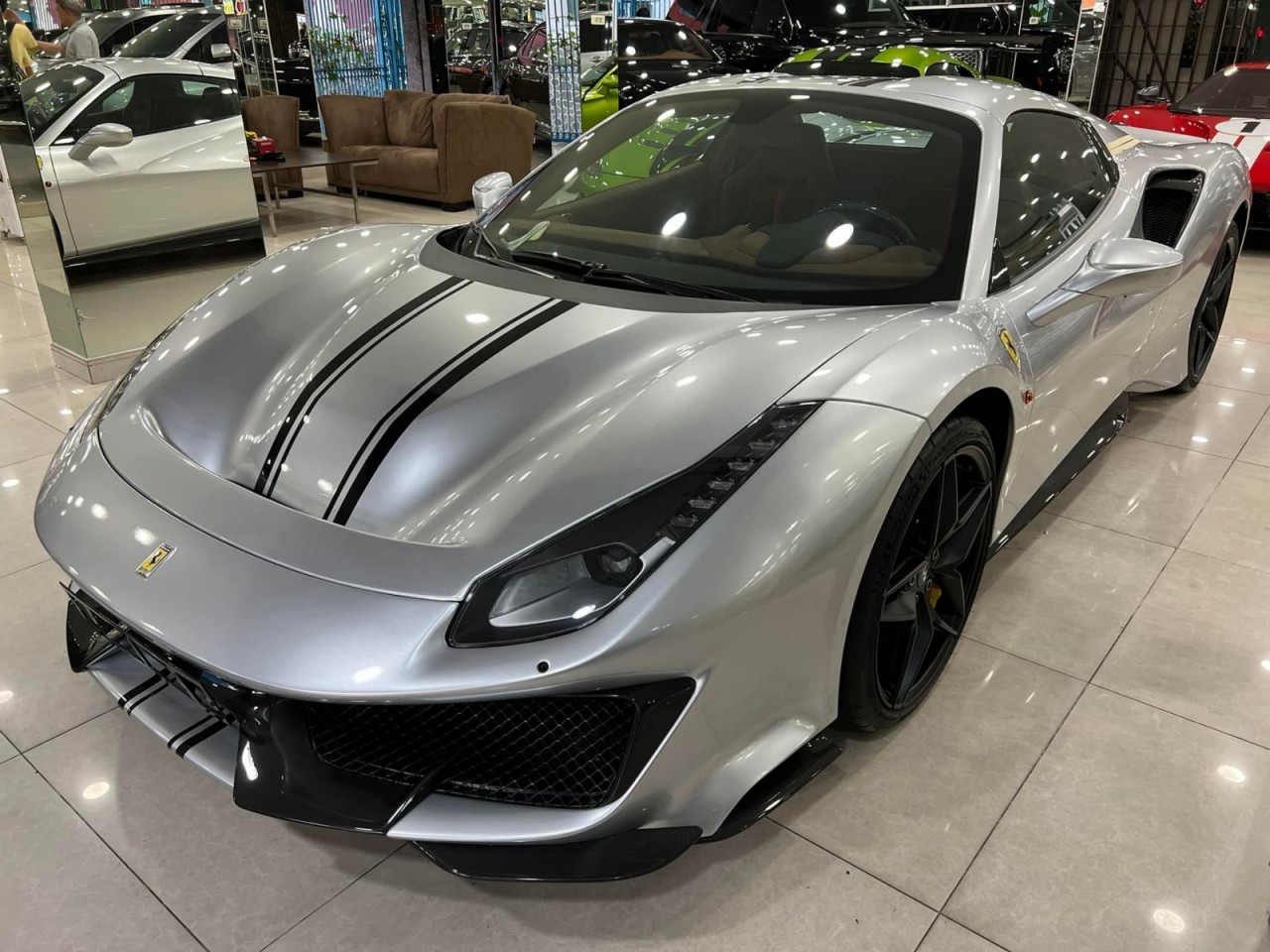 Bộ đôi siêu xe Ferrari 488 Pista Spider và Ford GT được ra biển trắng tại Việt Nam