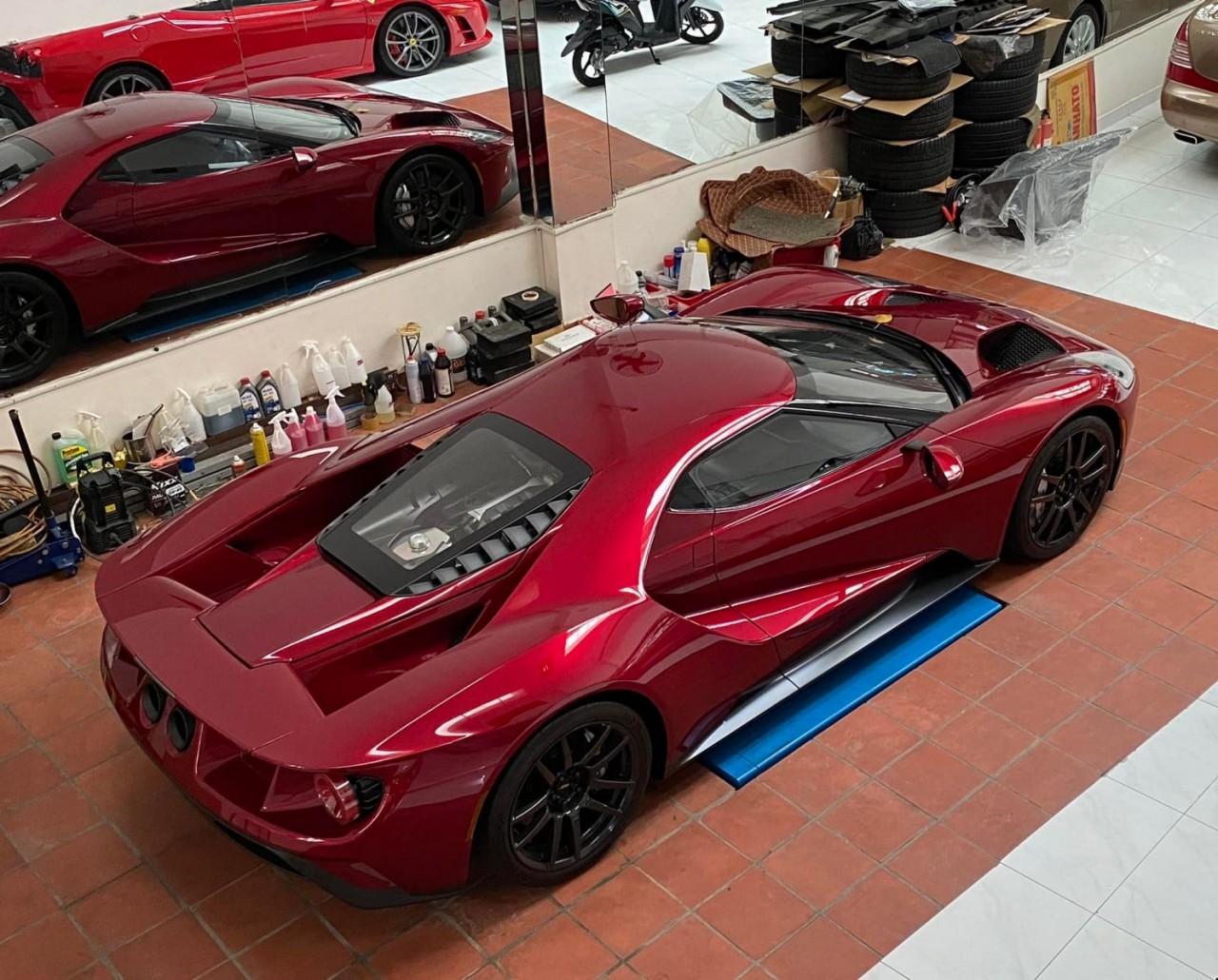 Bộ đôi siêu xe Ferrari 488 Pista Spider và Ford GT được ra biển trắng tại Việt Nam