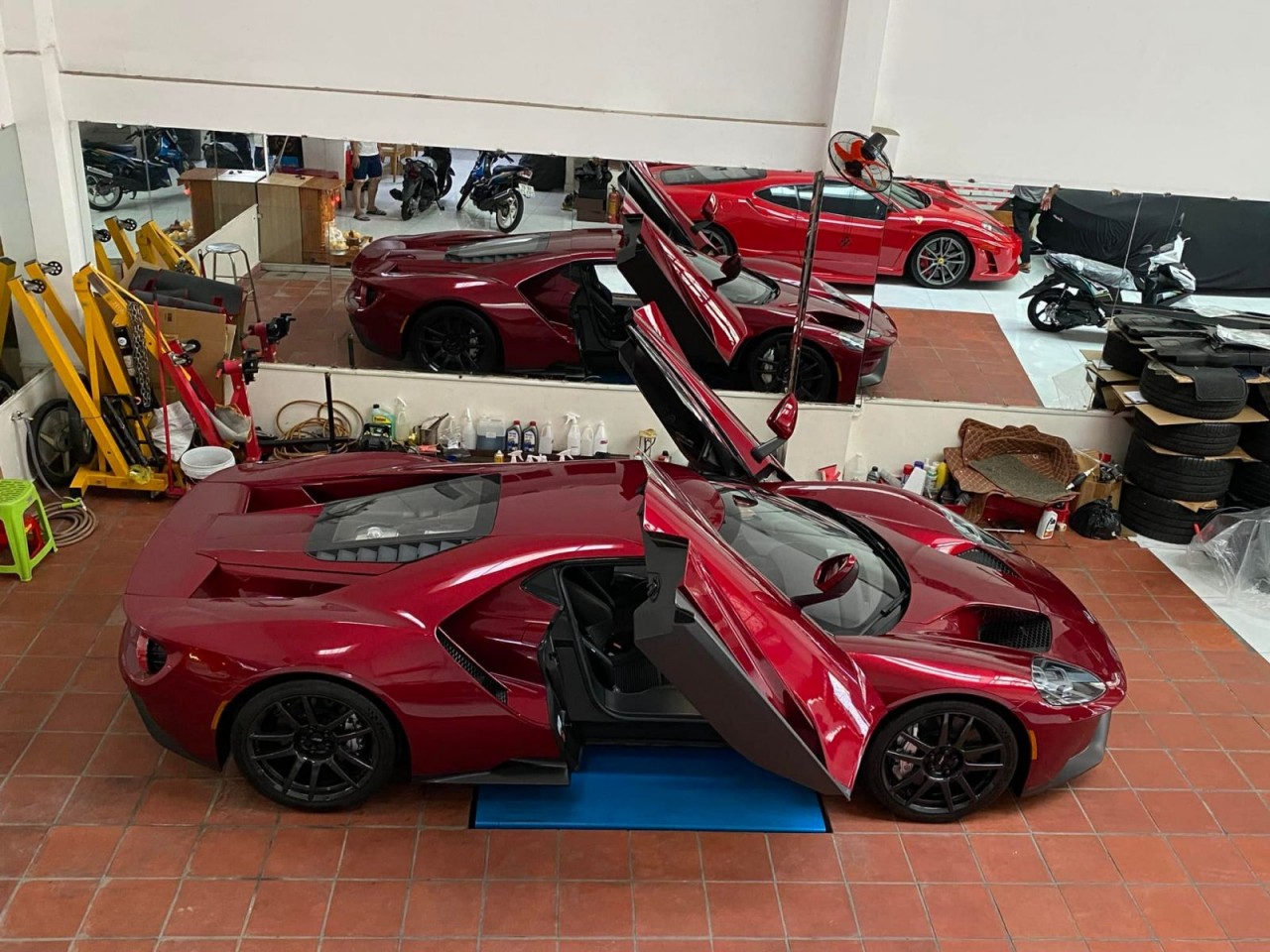 Bộ đôi siêu xe Ferrari 488 Pista Spider và Ford GT được ra biển trắng tại Việt Nam